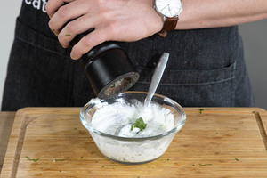 Den Dip mit Salz und Pfeffer würzen.