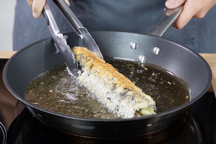 Sushirolle im heißen Öl frittieren