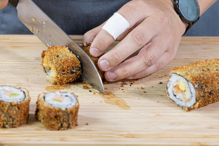 Sushirollen in Stücken schneiden