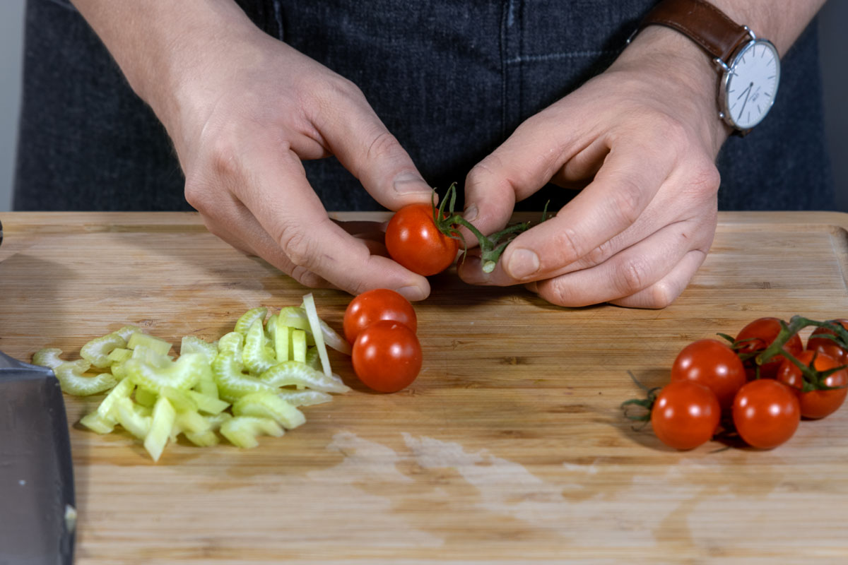 Tomaten abzupfen