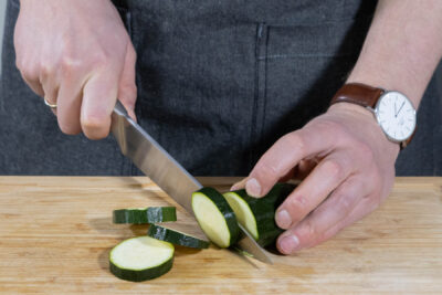 Zucchini in Scheiben schneiden.
