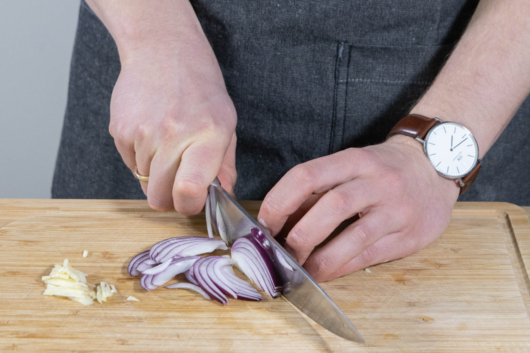Zwiebeln und Knoblauch in feine Streifen schneiden.