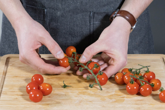 Tomaten vom Strunk befreien.