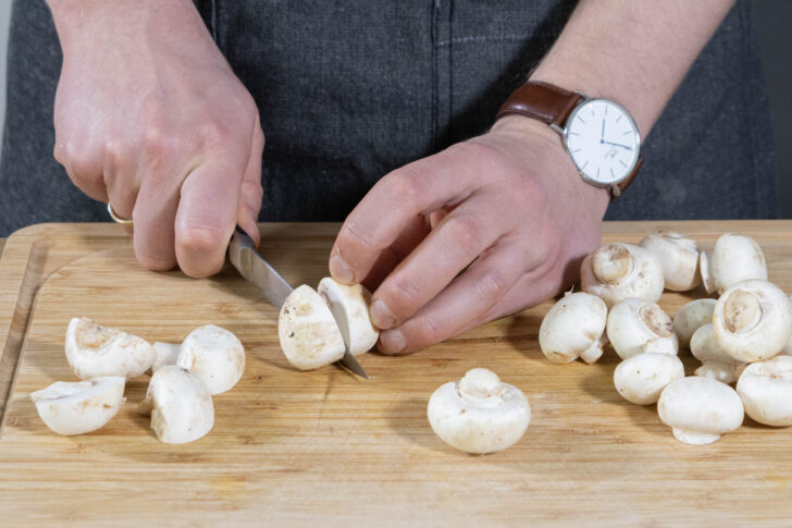 Champignons vierteln oder halbieren.