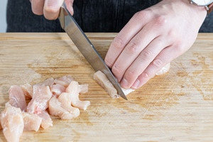 Hähnchen in Streifen schneiden