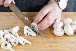 Champignons vierteln