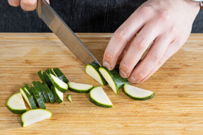 Zucchine in Scheiben schneiden