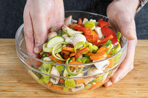 Gemüse salzen und mischen