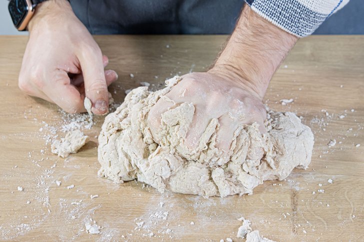 zu einem gleichmäßigen Teig für das gesunde Kürbiskernbrotverkneten