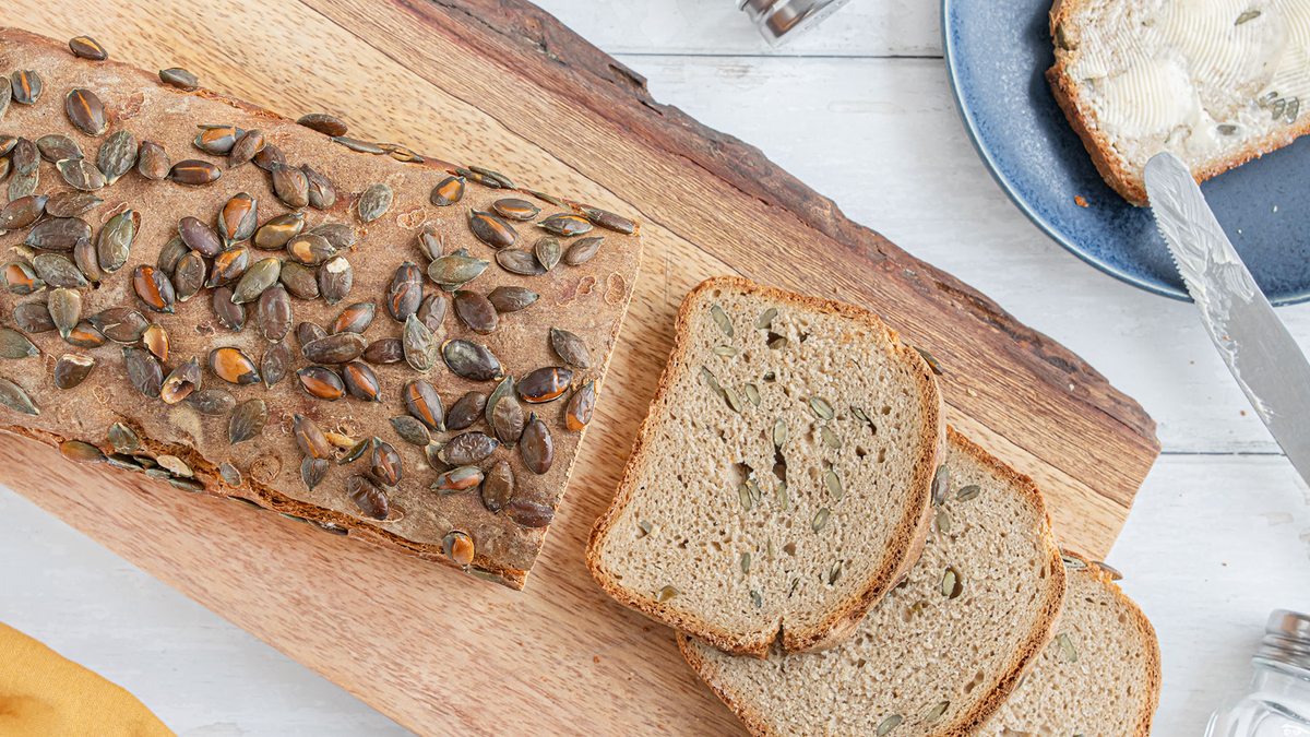 Gesundes Kürbiskernbrot in der Kastenform backen | Rezept - eat.de