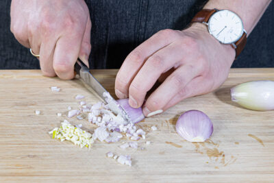 Knoblauch und Schalotten fein würfeln
