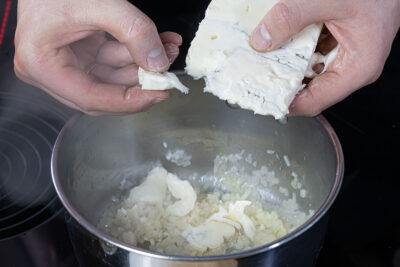 Gorgonzola mit in den Topf geben
