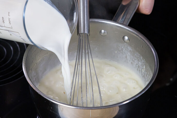 Milch uns Sahne zur Soße geben