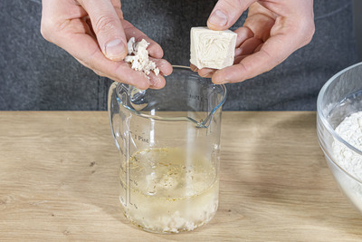 Frische Hefe in Wasser auflösen