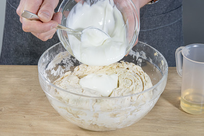 Griechischen Joghurt zum Brotteig geben