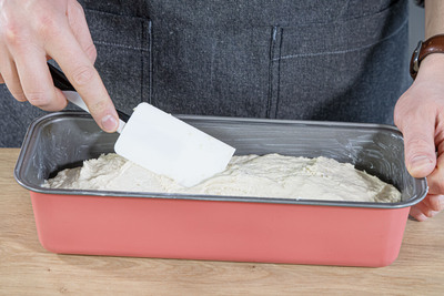 Teig in gefettete Kastenform geben