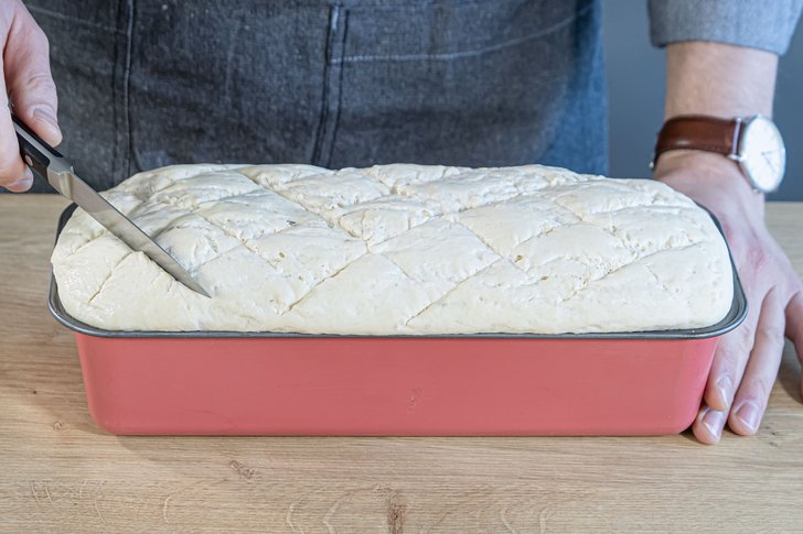 aufgegangenes Brot einschneiden