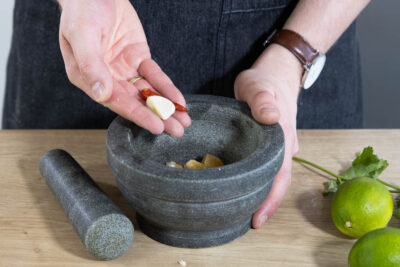 Chili und Knoblauch in den Mörser geben.