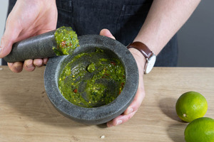 Das grüne Nuoc Cham sollte eine breiige Konsistenz haben.