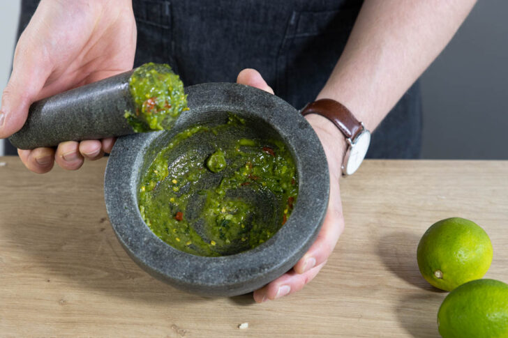 Das grüne Nuoc Cham sollte eine breiige Konsistenz haben.