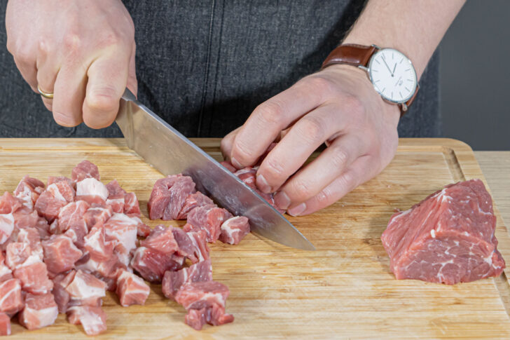 gemischtes Gulaschfleisch schneiden