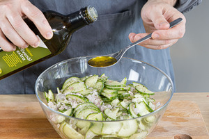 Olivenöl, Balsamico und Gewürze dazugeben