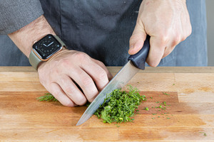 Dill fein hacken und zum Gurkensalat geben