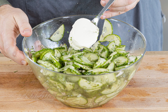 Frischer Gurkensalat mit Crème fraîche