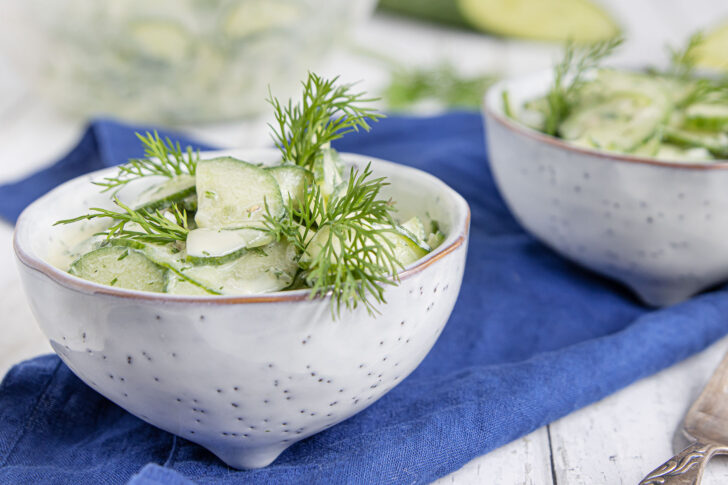 Frischer Gurkensalat mit Crème fraîche