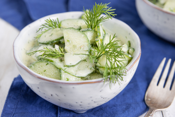 Frischer Gurkensalat mit Crème fraîche