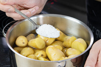 grobes Meersalz zum Kartoffelwasser geben