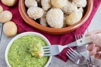 Spanische Salzkartoffeln mit Mojo Verde