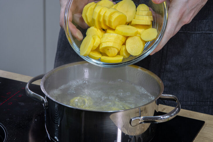 Kartoffelscheiben kochen