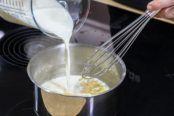 Milch in den Topf geben
