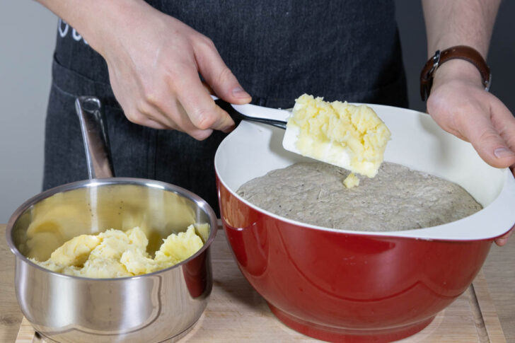 Vollkornteig mit Kartoffelpüree verfeinern.