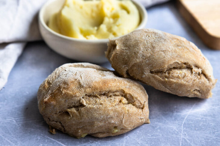 Brötchen mit Kartoffelbrei.