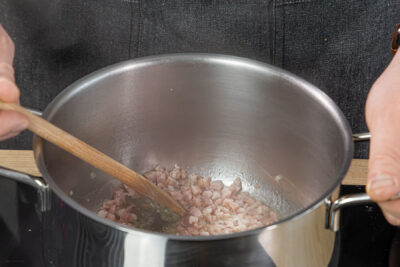 Schinkenwürfel in Butter anbraten