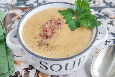 Kartoffelcremesuppe mit Speck
