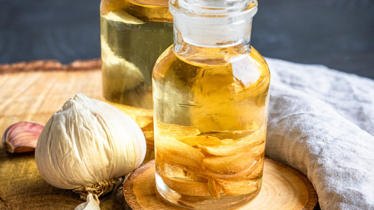 Knoblauchöl selber machen | Rezept - eat.de