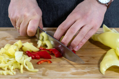 Paprika in Streifen schneiden
