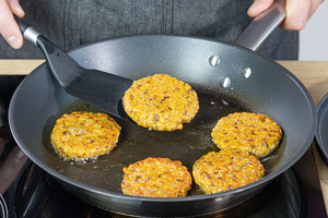 Vegane Linsenbatlinge goldbraun anbraten