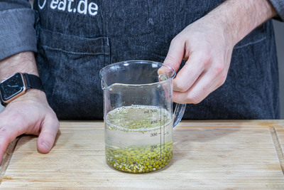 Mungbohnen in Wasser einlegen