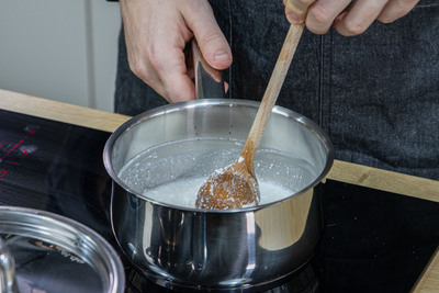 Sauce für den Mango Sticky Rice zubereiten