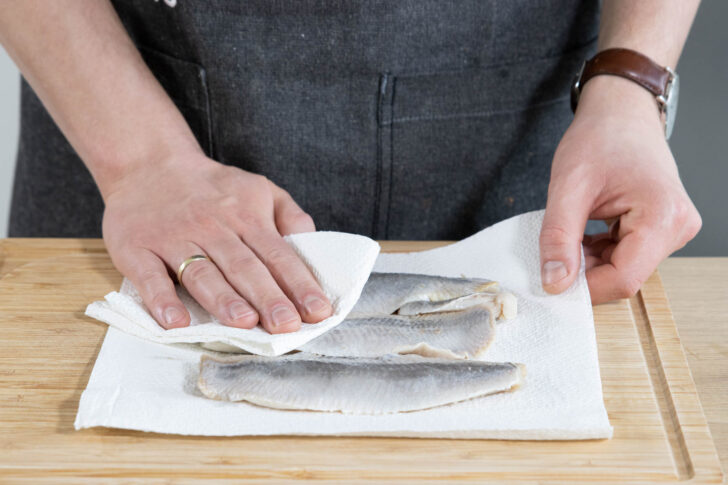 Für den Matjes nach Hausfrauenart den Fisch abtupfen.