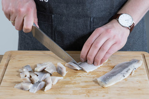Matjesfilets in Stück schneiden.