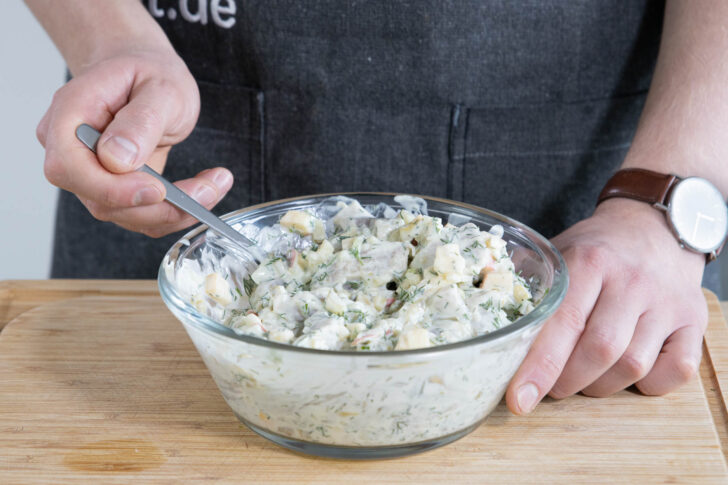 Matjes nach Hausfrauenart mit Joghurt gut verrühren.