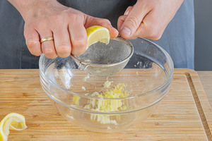 Zitronenschale raspeln und Saft ausdrücken