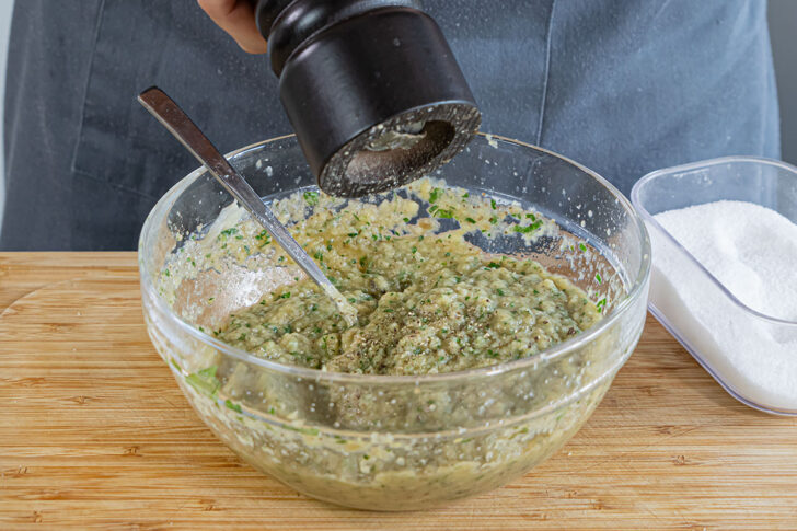 Melinztanosalata abschmecken
