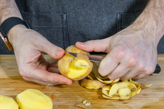 Kartoffeln für Möhrengemüse mit Kartoffeln schälen