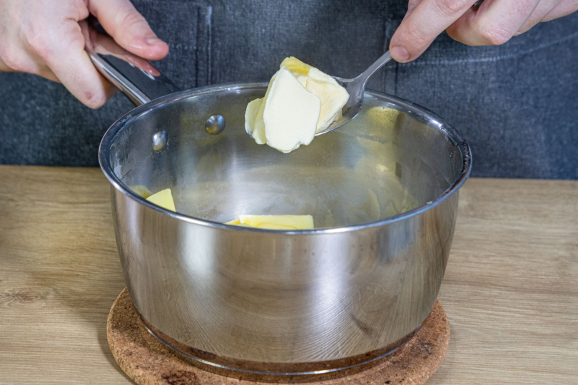 Butter zu den Kartoffeln geben